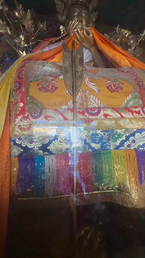 Jetsuen Jampelyang’ Arrow la🙏 In the Tang Dynasty, the famous general Li Jing once served as the prefect of Yanmen. After hearing that some monks had “misbehaved”, he harbored the intention to suppress Buddhism and wantonly destroyed temples. One day, while hunting on the Middle Terrace of Mount Wutai, he saw a monk and a woman bathing in a pool. Furious, he drew his bow and shot an arrow, wounding the monk’s right shoulder. The wounded monk fled toward Bodhisattva Peak (then called “Zhenrong C