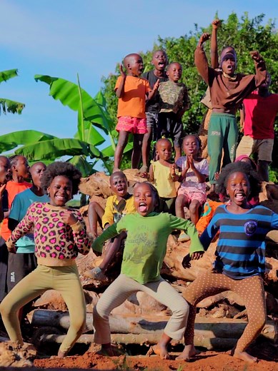 Celebrate Friday with Shakira's Waka Waka Dance