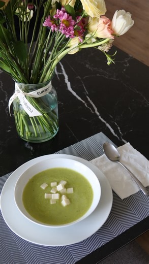 paula on Instagram: "Crema de calabaza súper rica, rápida y fácil de hacer✨ Ingredientes: - 4 calabazas - 1/4 de cebolla - 1 diente de ajo - 1 cucharada de mantequilla - Sal - Pimienta - Quesito al gusto Pasos: 1. Limpiar verdura y cocer con sal 2. Licuar con la mitad de agua donde cociste las verduras 3. Derretir mantequilla y agregar lo que licuaste 4. Sazonar y dejar que hierva 5. Servir y agregar quesito al gusto #recetas #sopa #comida #food"