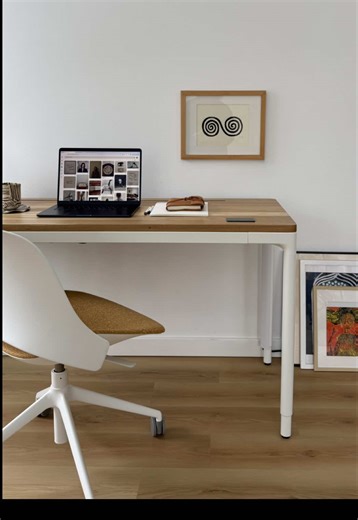 The Trea chair is designed with a patented self-adjusting recline technology, featuring a supported 12° recline powered by a Solid Stat Mechanism. It automatically moves with you from upright to reclined—no dials or knobs required—adding comfortable movement to its refined, minimalist design. Alongside the eFloat Quattro desk, it’s functional and beautiful, helping the entire workspace feel more intuitive and effortless throughout the day. Thank you 🤍 @Humanscale #humanscale #Ergonomic #Design 