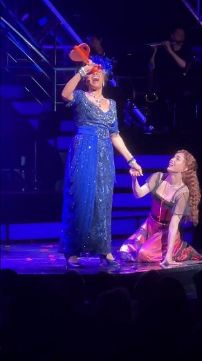 One thing about Deborah Cox: she WILL have an entire theatre leaping to their feet. 🚢💙