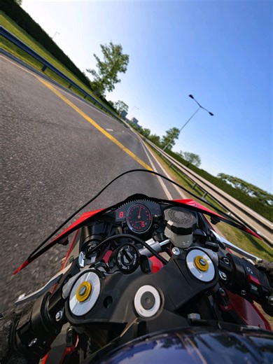 est-ce que tu as déjà testé cette moto #bike #pourtoii #lfs #liveforspeed #gameplay