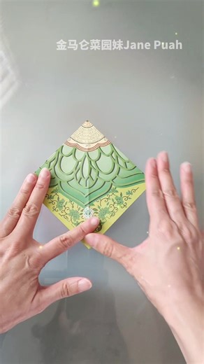 【悦心莲华】 ‖ Origami Lotus Flower 花有香，月无色，在尘世的云烟里，与身边的人，相惜、相悦。季节的更迭中，藏着诗的韵味，花的清香。岁月静好，自在安然 🍀 感谢Jenny Koh的莲花构思 💕 材料💡 25张20x20cm正方形莲花纸 共有3层，每一层8张， 花芯1张 #金马仑菜园妹 #悦心莲华 #简易版 #折纸教程 #敬神 #祭祖 #手工 #创意折纸 #分享折纸 #创新款 #DIY #diy #标记我的生活 #我的手工日常 | 金马仑菜园妹Jane Puah - Cellglo总代理 面交新马免邮