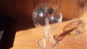 File:Crookes Radiometer in action.webm - Wikimedia Commons