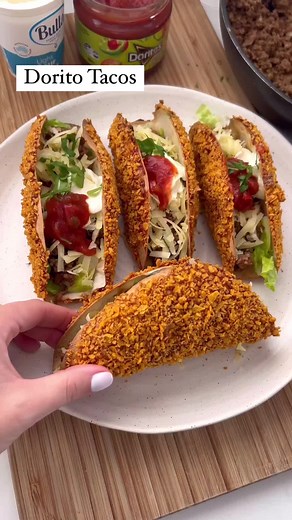 Dorito Tacos😍 With only 10 minutes prep and 10 minutes cooking time this sensational 20 minute is totally worth it. Hit save or regret it. INGREDIENTS 4 small soft taco shells ¾ bag doritos of your choice 6 tablespoons of BBQ sauce or hot buffalo sauce ½ brown onion 500g mince (there will be leftover) 2 tbsp taco seasoning 1 cup shredded lettuce ¾ cup shredded cheddar cheese 4 tsp sour cream 4 tsp salsa Coriander (optional) METHOD - Preheat oven to 180 degrees celsius - Crush/blend doritoes int