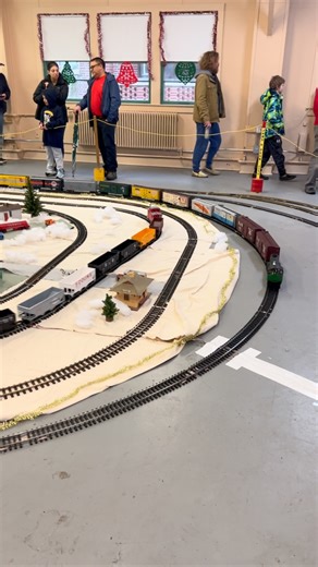 Model Trains Enthusiast on Instagram: "A look back at this model train layout at the Science Museum of Wall Township 🎄🚂 Filmed in 2022 #ModelTrains #ModelRailroad #ChristmasTrains #HolidayLayout #TrainDisplay"