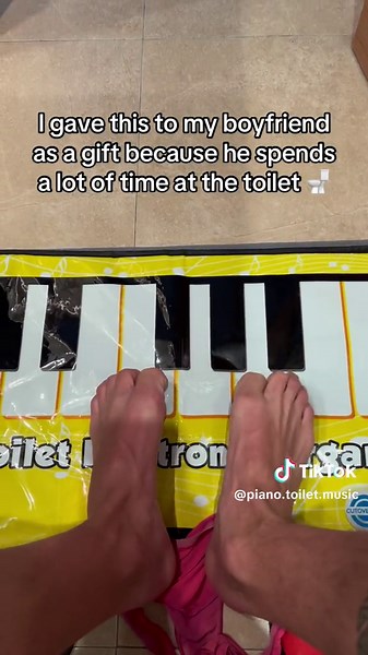 My boyfriend does not leave the sink, he is always playing the piano with his feet 🚽🎹🤣 #piano #toiletpiano #pianotoilet The sink piano is an original gift if your boyfriend spends a lot of time in the sink