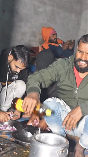 Amit Nishad on Instagram: "Mutton Dum biryani Bihari 🤣🥶 #sardi #bachelors #winter #room #cooking bihari biharireels instagramreels facebookpostシ boys explorar trendingreel comedy funny entertainmentreels"