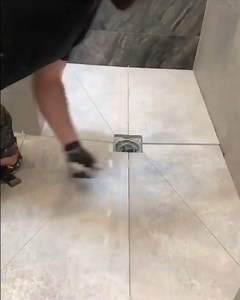 345K views · 709 reactions | Assentando o piso e deixando o caimento da água para o ralo! Créditos: @customtileandstone | Engenharia Fantástica | Facebook