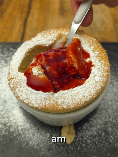 Sufle od pistaća 3 zumanca 25g putera 25g brasna 160ml mleka 80g krema od pistaca 3 belanca (mozete 4 ako hocete onako ludo da naraste) 30g secera 150g malina 25g secera Stavite maline u manju serpu, prekrijte secerom i stavite na srednju vatru i pustite da provri. Pustite da kljuca 5-8minuta da se raspadnu i procedite da izvadite semenke. Posudice podmazite puterom i secerom i istresite visak secera Rernu zagrejte na 180C Razdvojte belanca u vecu ciniju a zumanca u manju. U serpi istopite puter