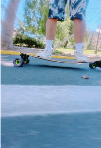 El Longboard Loaded Vanguard marca el inicio de la era de experimentos en el deporte, con multiples formulas y experimentos para trasladar la construccion de un snowboard a un longboard. Este domingo en Andres Bello probamos uno por segunda vez! y cada vez me gusta aun mas. Esta config usa unos trucks Bear Grizzly 852, bushings Paris Barrel/Cone 90A (se sienten duros en estos trucks) ruedas Orangatang Kegel 80mm 83A y rodamientos Roxor Titanio sin escudos. #patineta #review #surfskate #longboard