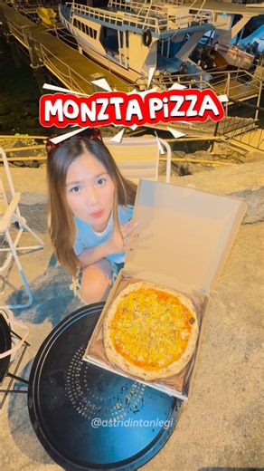 @astridintanlegi on Instagram: "italian pizza yang tipis trus melting di mulut duhh best pokoknya wajib coba ✨🤤 📍 @monztapizza.mdc , Manado Bay Kawasan Megamas manado🍕. . #rekomendasimanado #pizzamanado #trend #viral #vlog #manadofood #manadopunya"