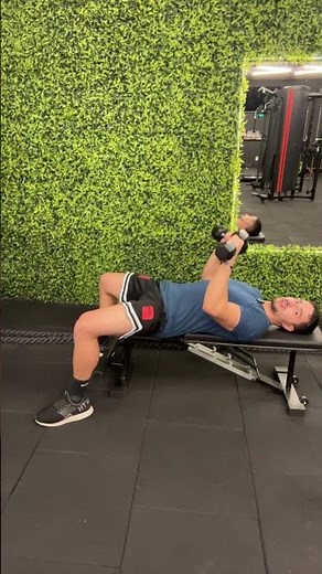 Supino Reto com Halteres: O Exercício Perfeito para Definir Peito, Ombros e Braços