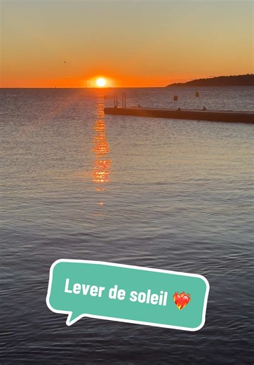Tu habites à Sainte-Maxime et tu te réveilles chaque matin face à ce paysage de dingue 😍✨ Et chez vous, ça donne quoi les levers de soleil ! 🌅 #sunrise #saintemaxime #cotedazur #sud