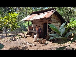 Pasangan muda baru menikah tinggal berdua di pondok hutan