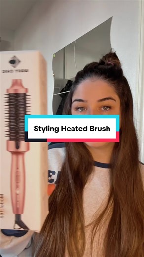 Want soft waves, subtle curls, or a bouncy blowout? This brush does all of it. It’s linked in the yellow basket 💛✨ #tiktokshop #tiktokmademebuyit #blowout #waves #curls