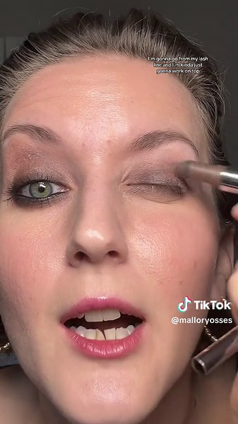 Mary Kate and Ashley Olsen Smokey Eye Makeup Tutorial