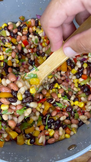 Rica receta de Ensalada de Granos hecha por Gonxxalex Ingredientes: Habichuelas rosadas Habichuelas blancas Habichuelas negras Maiz Cilantro Pimientos mixtos Cebolla lilla Limon Sal pimienta Azucar vinagre balsamico Aceite olive | Flatbelgel