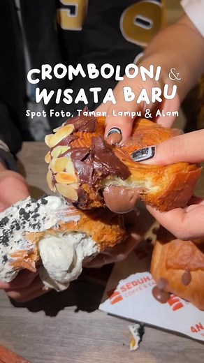 Part 142 📍Jambi - Cromboloni & Tempat Wisata Baru 😍🔥🌈 @Seduh.an Cromboloni & Croissant mulai 20ribuan Cafe nya estetik besatu dgn alam dan bisa santai di Taman 🍃 Taman Wisata Lampu Sungai Bujang, Buka dari tanggal 24 , jam 6 sore - 11 malam Banyak spot foto, mini landmark, arena bermain dan lampu - lampu😍 Tempat healing hanya 1 Jam dari Kota Jambi, mampir yuk😍 📍Rengas Condong (jalan ness menuju bulian) #wisatajambi #tempatwisatajambi #cromboloni #crombolonijambi #croissant #tamanjambi #b