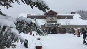 It's DUMPING snow right now!! Check out our webcams http://bit.ly/2hl1QIp | Big Sky Resort