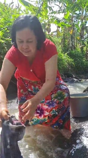 Washing clothes in the river, enjoying simplelife🌿🌾#simplelife #villagelife