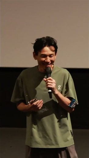 Hwang Jung-min, embroiled in 'personal life controversy', beams at stage greeting
