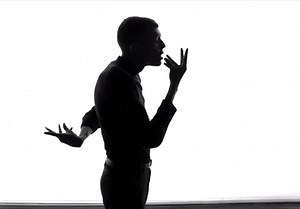 Stromae, face au cancer dans le sombre clip de « Quand c’est ? » - Elle