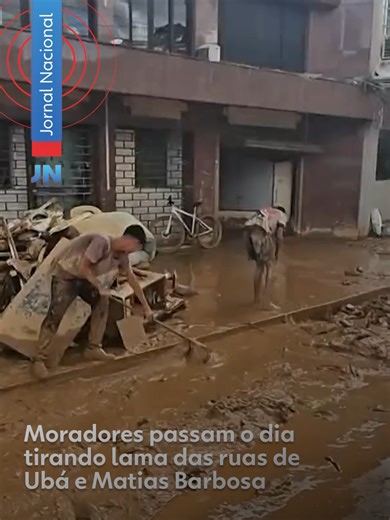 Trabalho de limpeza - Os rios que cortam as cidades de Ubá e Matias Barbosa transbordaram e encheram as ruas de lama. Enxadas, jatos de água e tratores trabalham para tirar a lama e tentar recuperar o que sobrou do Centro de Ubá. O Rio Ubá, que corta a cidade, subiu mais de 7 m. A água e a lama causaram destruição: quatro prédios e uma ponte desabaram. Seis pessoas morreram e duas estão desaparecidas. Mais de 1,5 mil pessoas tiveram que sair de casa. Em uma concessionária, mais de 30 carros fora
