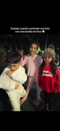 Una niña seguidora de mis hijos les pidió una foto y Juanito le regalo muchas poses de AURA 🤣 No importa cuánto se ensucien jugando, la infancia no se trata de mantener la ropa limpia, sino de llenar el corazón de recuerdos.