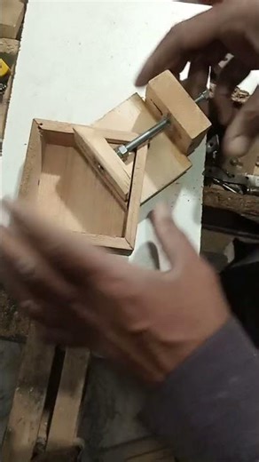Made this simple wooden corner clamp from scraps! lock a perfect 90° corner! No fancy tools needed.