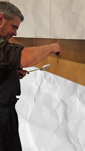 Der Helfer für Gastro-Profis: efko Frühlings-Kartoffeln 🥔 Nur die am besten geeigneten Kartoffelsorten schaffen den Weg in unsere neuen efko Frühlings-Kartoffeln. Geschält, gekocht und sofort servierfertig, sind die kleinen Kartoffeln eine vielseitige Basis für unzählige kulinarische Möglichkeiten. Ob klassisch als Beilage zu Schnitzel, Schweinsbraten oder Fischgerichten oder als kreative Zutat in modernen, vegetarischen Kreationen wie Gratins und Aufläufen – die praktischen Kartoffeln lassen s