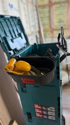 大類 裕太 on Instagram: "リトルジャイアントさんのルートボックス🤗 通称 LG弁当箱🍱 この子も2年使い、あっちこっち移動しながら定位置が定まりました🤭🤭 パネル加工一式の最上階🗼 小物スペースのハネ出し🫰 楽に小物が置けます🫰 下から、集塵機🔺丸鋸ラック🔺ホース収納🔺丸鋸ケース🔺雑談ケース とタワー仕様です🗼 長年このセットだから、自分には合ってるんだろうな🤗 @littlegiantjapan #ユニット屋 #キッチン屋 #DIY #Diy工#でぃえぃく#大工 #電気工事士 #ツールジャンキー #LittleGiant #mightylite #surestep #マイティー普及実行委員会 #リトルジャイアントラダーシステム #リトルジャイアント #マイティーライト #グラウンドキュー #LadderSystems #ラダーシステム #フリップエヌライト"