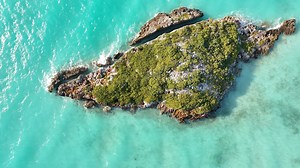 Across from both Sandy Shore and Sandy Bottom lies a few cays to explore 🛶 Both villas offer complementary kayaks so guests can venture into the great big blue 🌊 Ready to plan your dream vacation? Visit us online at tvr.tc or call directly at 649-441-8061 - 🏝️ And don’t forget! We are currently offering exclusive deals on both of these villas. Enjoy 10-20% off booked dates. See site for details: https://turquoisevacationrentals.com/en/promos/ #turksandcaicos #turksandcaicosislands #villas #ka