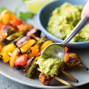 These Fajita Chicken Skewers can be FROZEN ahead and then go straight onto the BBQ from the freezer! Meal prep for the win! Recipe: http://sweetpeasandsaffron.com/2017/07/freezer-to-grill-fajita-chicken-skewers.html | Sweet Peas & Saffron