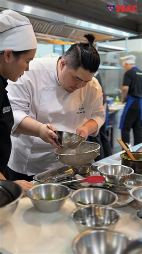 SBAC x Marriott International 🔥 One Kitchen Shared Learning 👩‍🍳👨‍🍳 เรียนจริง ทำจริง กับเชฟจาก The St. Regis Bangkok ปั้นทักษะสู่เชฟมืออาชีพระดับนานาชาติ 🌍✨ 🔗 Enroll at SBAC today and take the next step toward your future career. 📞 For more information: 086-996-9296 🌐 Course details: www.sbac.ac.th #DEKSBAC69 #SBACDigitalGreenSkills #SBAC #ปวช #ปวส #ทวิภาคี #SBAC30thAnniversary #30ปีSBAC #30YearsofLearningLaunchingintotheFuture #OneKitchenSharedLearning | SBAC - Tourism & Hospitality หลั