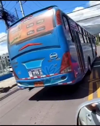 Quito, un conductor de un bus urbano se metió en contravía y encima se pasó la luz roja 🚦🚥 | We News