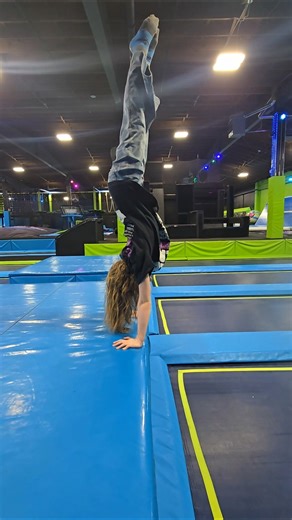 🤗 #handstand #backflip #twist repeat. #gymnast #teambackflip #indoortrampoline