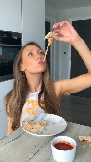 Fitwaffle | Eloise Head | Pepperoni pizza pockets 😍 These little pizza toast pockets are super cheesy and delicious, and they’re really quick and easy to make in... | Instagram