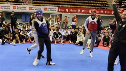 Mundotaekwondo.com on Instagram: "🇪🇸En el Winter Training Camp, el Taekwondo de élite se entrena con precisión quirúrgica. 🇰🇷Park Taehoon, campeón mundial y olímpico, comparte tatami con su compañero de la Universidad de Kyunghee y con las gemelas de oro, Viviana y Luana Marton 🇭🇺en una sesión específica que hoy marca la diferencia: la marcación para el sistema electrónico @kpnp_hq aplicada al combate por equipos. El trabajo no se basa solo en “pegar más”, sino en pegar mejor y en el momen
