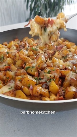 Recipe: Creamy Chicken and Potato Skillet with Bacon Ingredients: 6 small potatoes 2 chicken breasts 6 rashers of bacon 1 tsp piri piri seasoning ×2 2 tsp cajun seasoning ×2 1/2 tsp turmeric ×2 2 tbsp oil ×2 200ml double cream Grated cheese (cheddar or mozzarella) Fresh parsley (for garnish) Instructions: Prepare Potatoes and Chicken: Cut 6 small potatoes into small pieces. Season potatoes with 1 tsp piri piri seasoning, 2 tsp cajun seasoning, and 1/2 tsp turmeric. Mix well. Cut 2 chicken breast