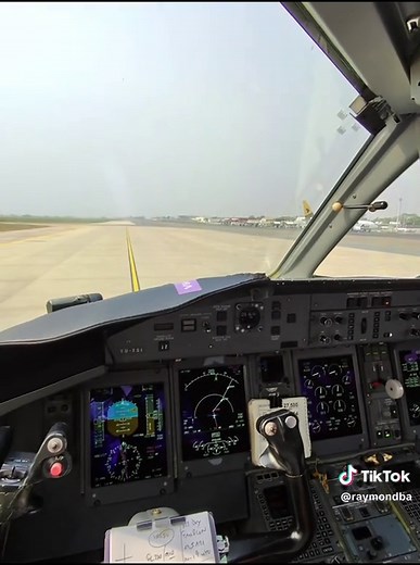 #explore #video #foryou #bestvideo #goodvibes #pageforyou_🔥 #abidjan225🇨🇮 #aviation #cockpit #pilotlife #bombardier #q400 #nextgen #setup #takeoff #landing @useri8a7gg3rbr LAST FLIGHT PAULO 💪💪#raybanmeta #rayban #wayfarer #livestream #1080p #dehavilland