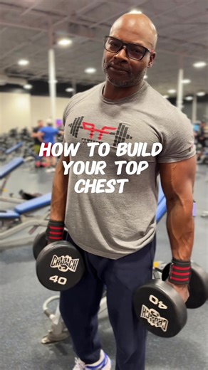 Here is a superset designed to effectively develop the upper chest. This exercise specifically targets the upper chest and is known as “Champagnes.” It consists of 10 repetitions performed straight up, followed immediately by 10 repetitions at a backward angle to enhance chest contraction. I typically perform three sets, totaling 20 repetitions per set. #foryourpage #foryou #tips #chestexercise