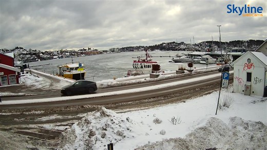 We’re excited to introduce our newest live view from the harbor in #Sandefjord, where maritime life meets charming Norwegian coastal scenery. 🇳🇴🌊 Watch boats drift in and out, fishermen at work, seagulls gliding overhead, and the gentle rhythm of harbor life unfold in real time. Whether you love sea breezes, nautical vibes, or peaceful waterfront views, this is a front-row seat to coastal Norway | SkylineWebcams