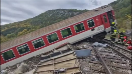 Děsivé záběry z nehody rychlíků na Slovensku. Vlak se zřítil ze svahu