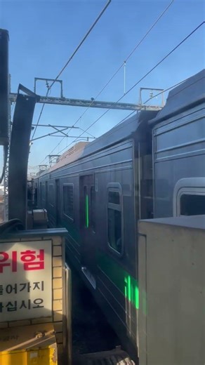 Seoul Line 2 Inner Circle train arriving at Jamsillaru Stn 수도권 2호선 내선순환행 열차가 잠실나루역에 도착