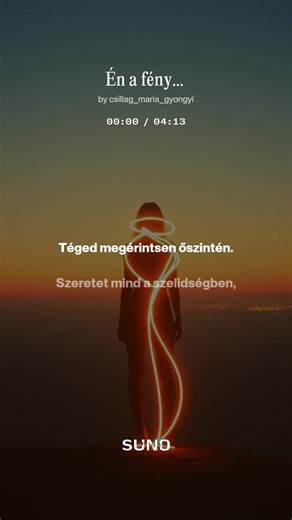 Én a Fény... [ 1 Verse ] Újév hajnalán útra kel a Fény, Téged megérintsen őszintén. Szeretet mind a szelidségben, Fény legyen minden lépésben. [ 2 Verse ] Miért jött a fény, kik vagyunk, Teremtsen minden szavunk. Azért alkotunk egy egy láncot, Megvalósítsunk egy, egy álmot. [ Chorus ] Fényeimben élek, anyag testben, Bízva emberben és szeretetben. Tegyük hát félre a test ördögeit, Egót kezelni, szeretni kell a fényt. Oly rövid ciklus ez a pillanatnyi élet, Ne akard fényed megtagadni. Hisz mi vagy