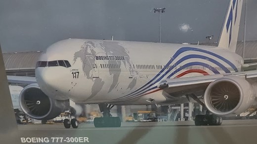 开箱全球首架波音777-300ER飞机模型。