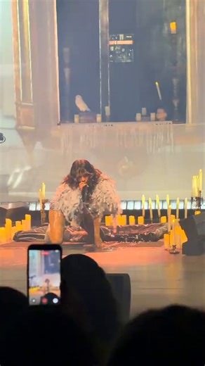 Melanie Martinez a cantar UNCANNY VALLEY no THE HADES RITUAL.
