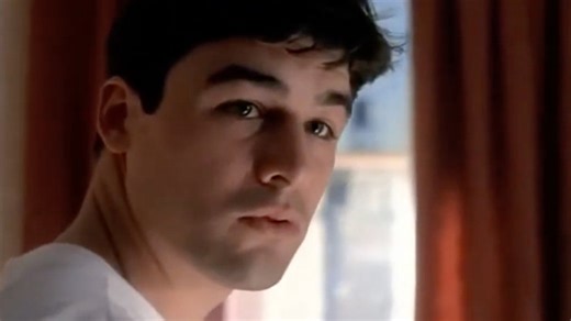 Before lanterns, Kyle Chandler starred in a sci-fi series with a unique time travel twist