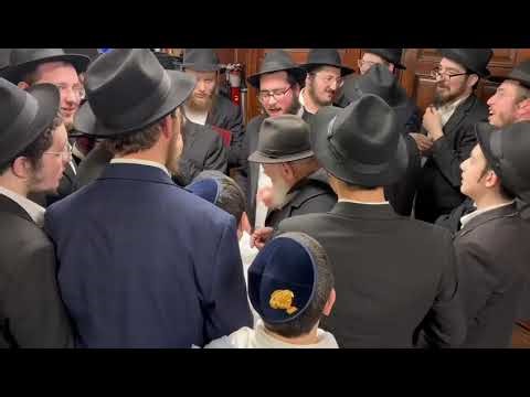 Singing "Habotchim BaHashem" by Reb Sholom Brochshtat